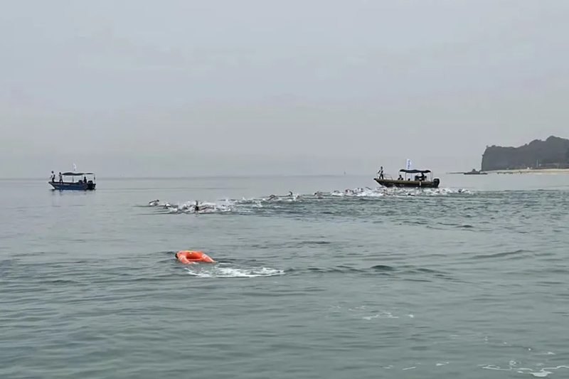  arca flotante H3 seguir cuidadosamente a los nadadores en preparación para emergencias 